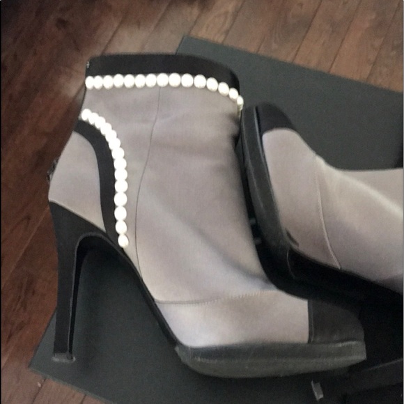 Chanel ankle boots with pearl trimmed size 6(36) - Picture 5 of 8